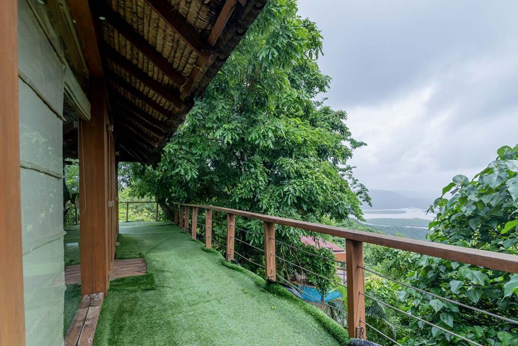 tree house machan forest jungle hill wood stay room accommodation